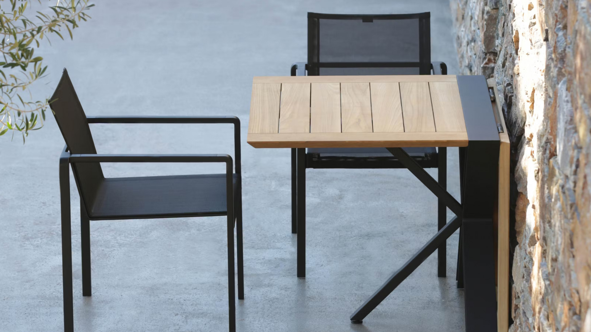 Traverse foldable table